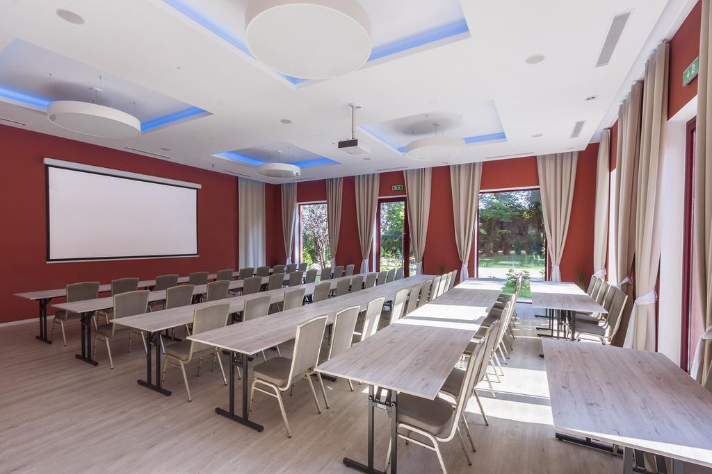 Palac Nieznanice Zabytek Goscinny Ze Spa Ngoại thất bức ảnh